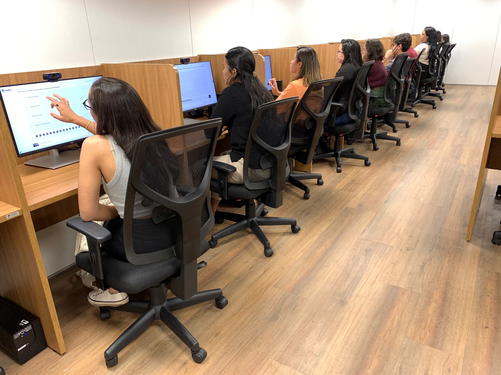 Detran-DF aplica mais de 3 mil exames teóricos no novo modelo da CNH