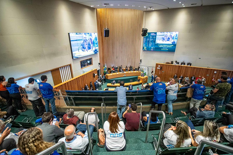 Base governista resiste a sabotagem e aprova socorro emergencial ao BRB na CLDF