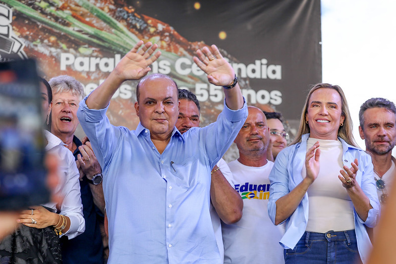 Ibaneis Rocha assina carta de renúncia em meio ao povo em Ceilândia