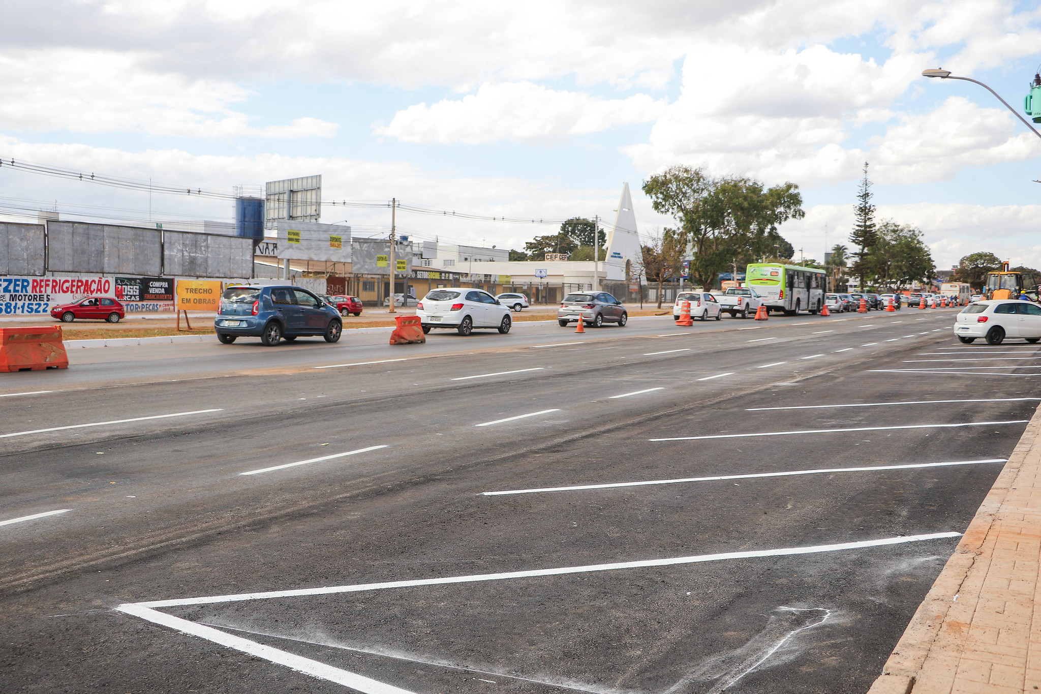 GDF investe mais de R$ 20 milhões para recuperar o asfalto e reorganizar o trânsito da Avenida Hélio Prates