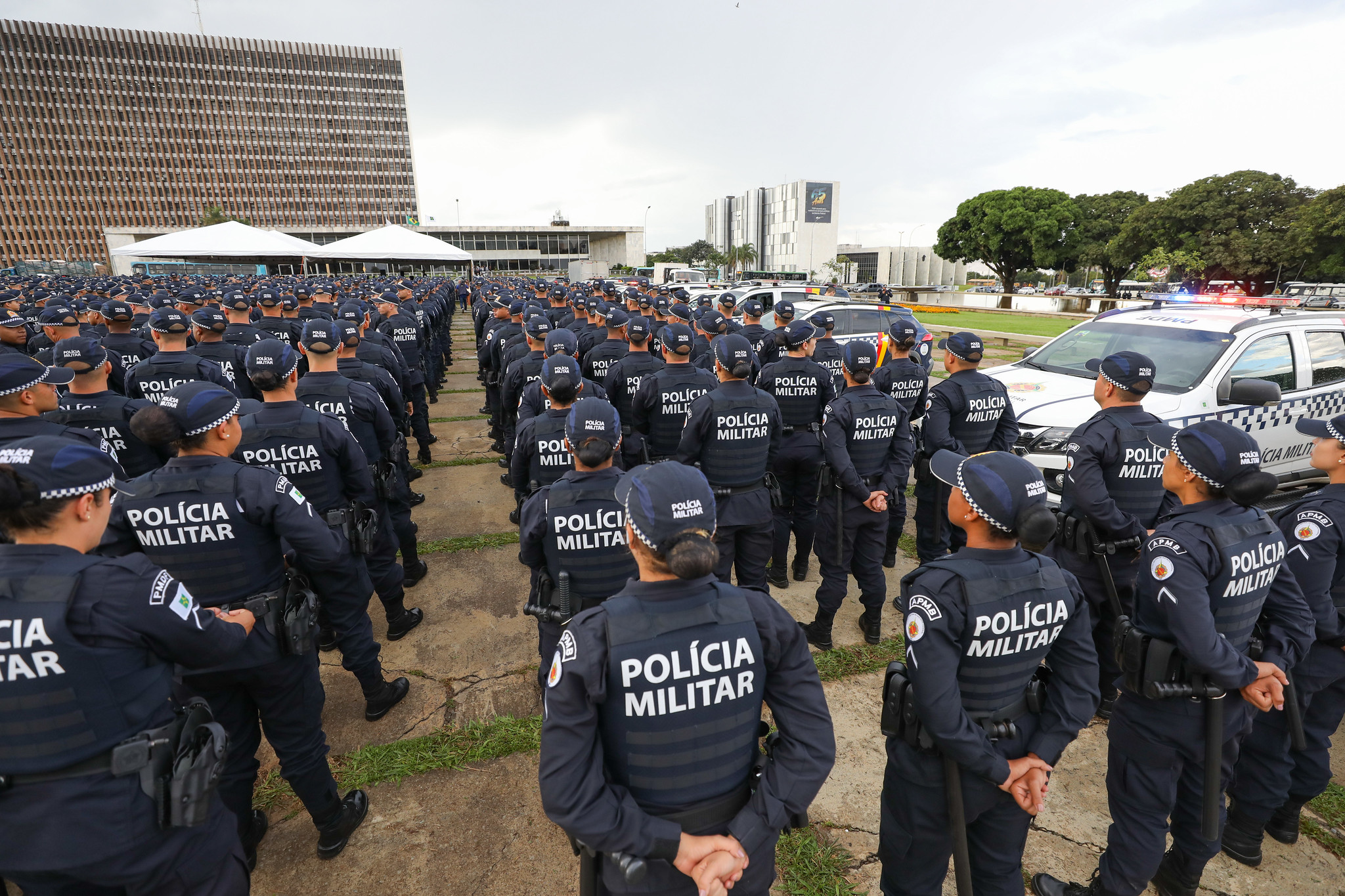 Celina Leão promove oficiais da PMDF e Corpo de Bombeiros e beneficia centenas de militares