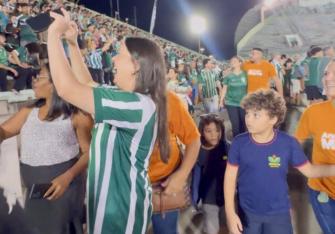 Ana Paula Marra visita Restaurante Comunitário do Gama e acompanha vitória no Bezerrão
