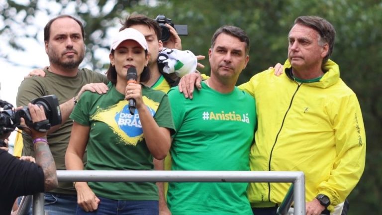 Repasse de Vorcaro à Dark Horse leva Flávio a discutir com Bolsonaro troca por Michelle
