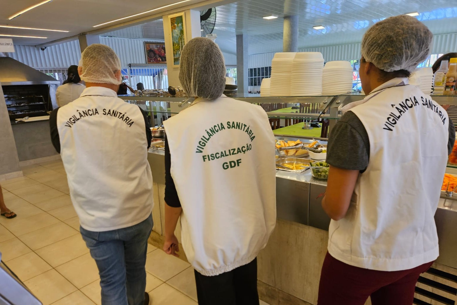 Vigilância Sanitária do DF fiscaliza restaurantes antes do Dia das Mães e apreende 376 kg de alimentos impróprios