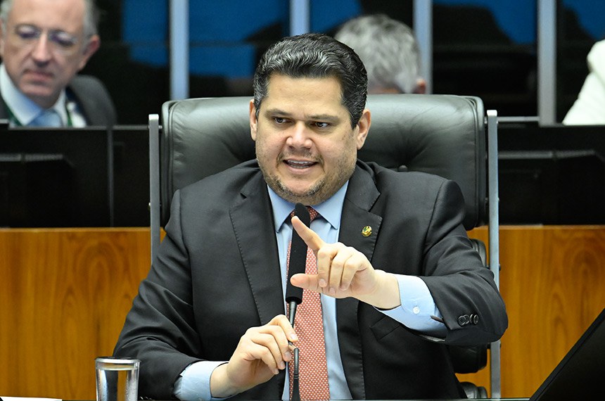 Davi Alcolumbre ignora pedidos de deputados e senadores para ler requerimentos para criar CPMI do Banco Master