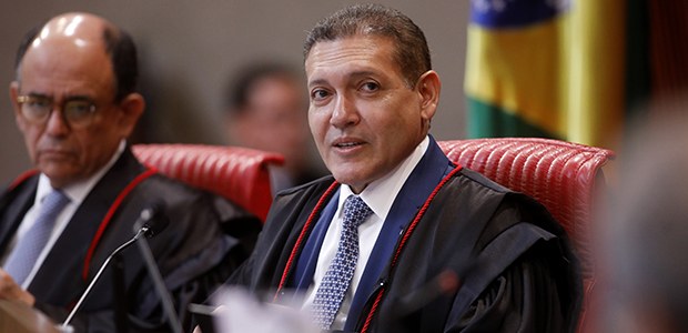 Nunes Marques toma posse no TSE com festa a R$ 800 por pessoa; Bolsonaro e Collor, ex-presidentes em prisão domiciliar, foram convidados