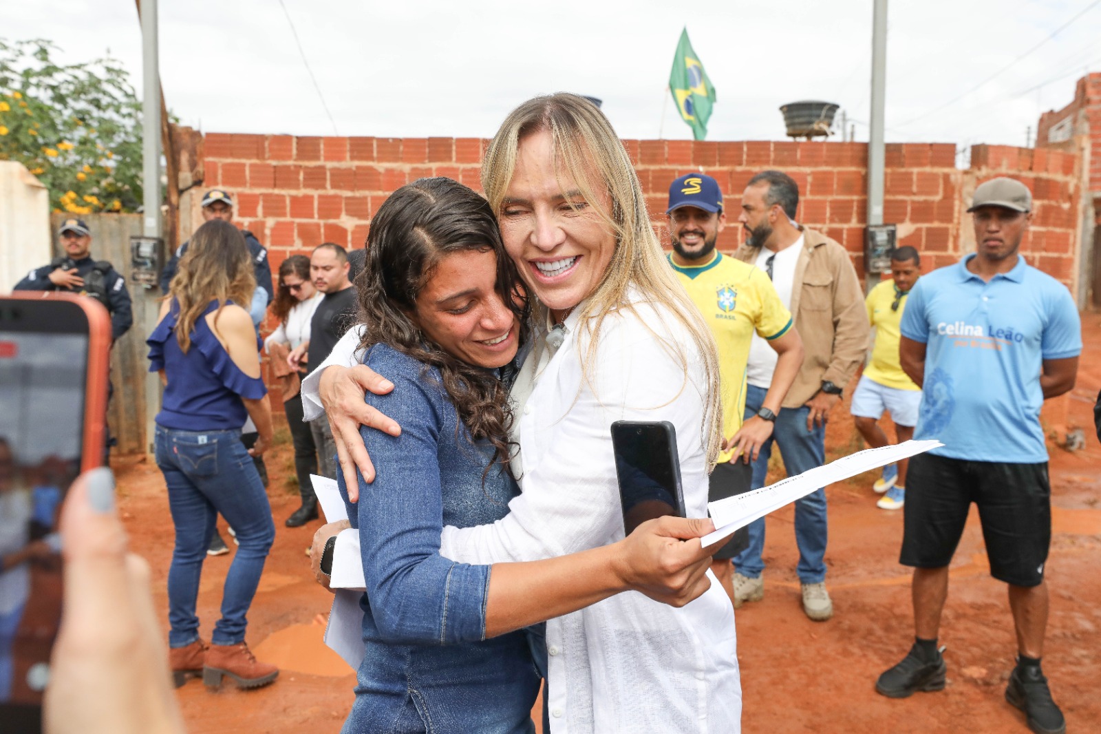 Moradora da Estrutural recebe Cartão Material de Construção do GDF após perder casa em incêndio
