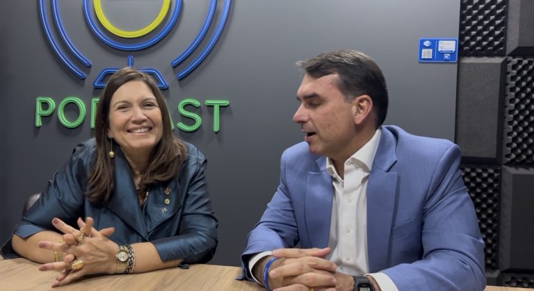 Bia Kicis prioriza Flávio Bolsonaro e deixa Michelle de lado