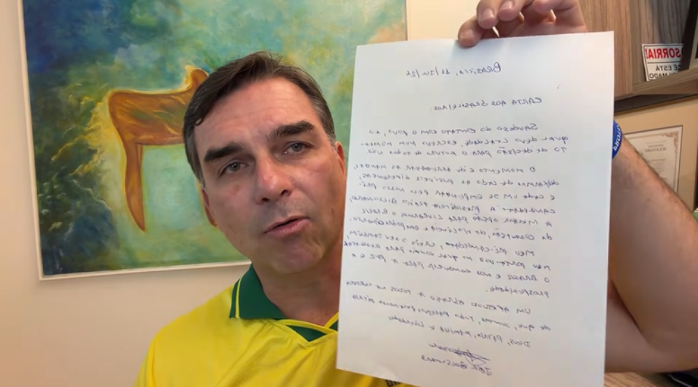 Flávio Bolsonaro lê carta de Jair Bolsonaro e recebe apoio do pai para disputar a Presidência
