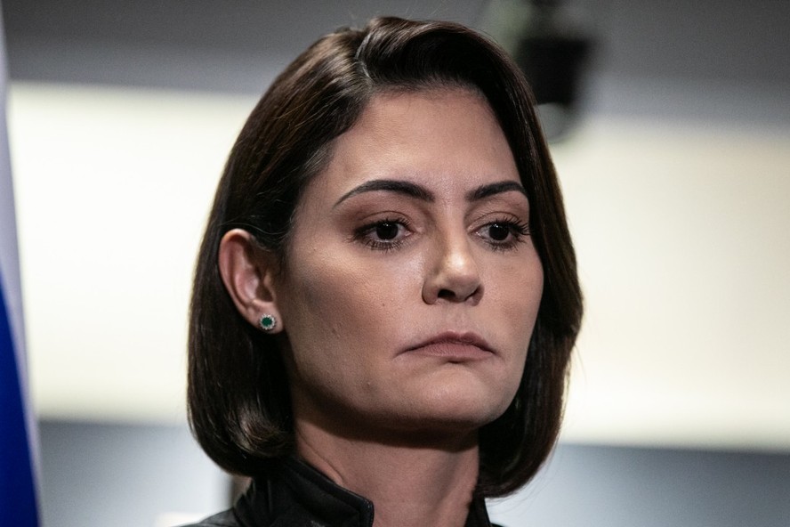 Michelle Bolsonaro segura o jogo e mantém Brasília em suspense