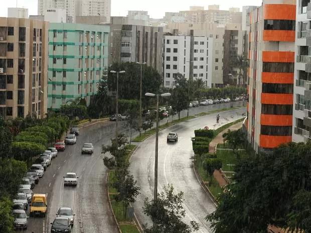 Chuva volta ao DF após 58 dias de estiagem, mas período seco ainda deve continuar