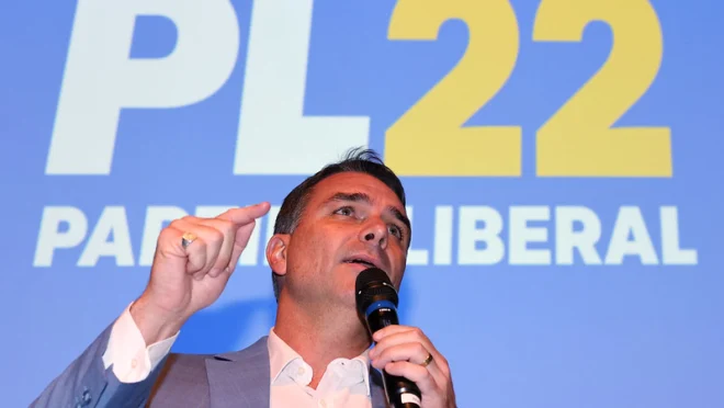 Flávio Bolsonaro denuncia fraude após aparecer filiado ao Missão