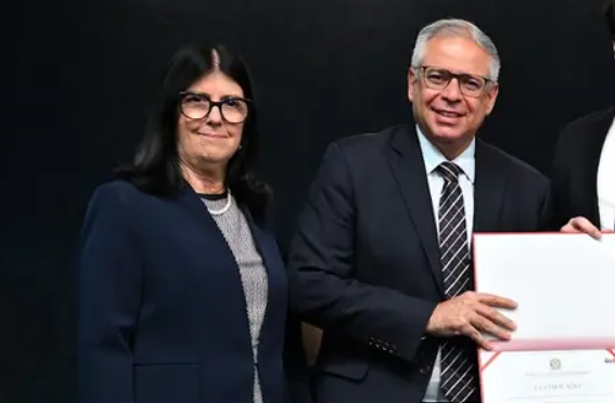 Sócio de cunhada de Dino, presidente da OAB-DF enfrenta desgaste na categoria