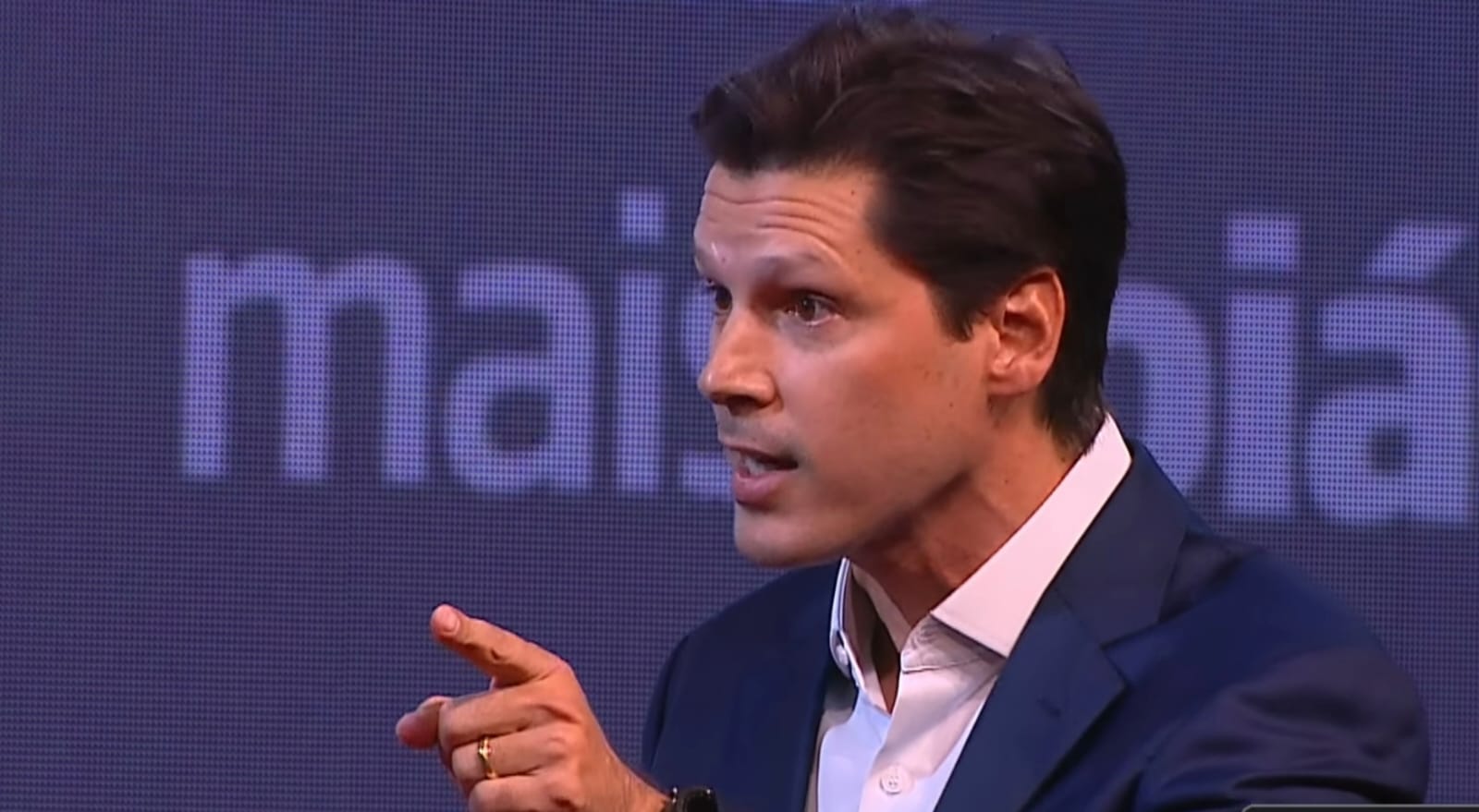 Daniel Vilela destaca ações na saúde, educação e obras de sua gestão durante debate