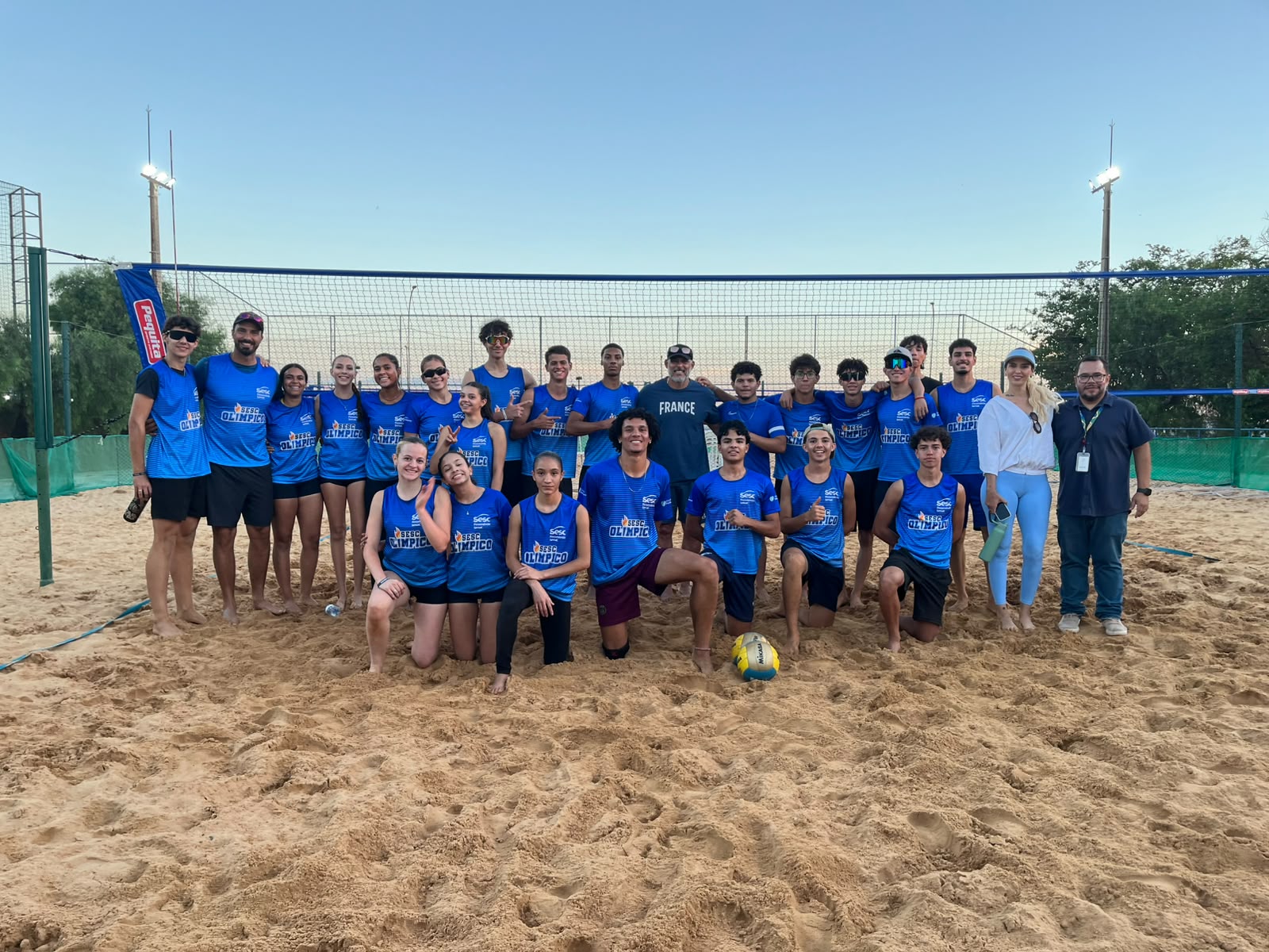 Técnico olímpico da França, brasiliense Elmer Calvis visita Sesc Ceilândia e inspira jovens do vôlei de praia