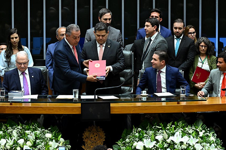 Senado inicia nesta terça (6) discussão da PEC que prevê fim da escala 6×1