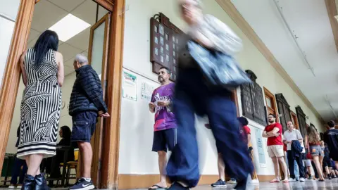 STF prorroga votação até as 19h em todo o Brasil e TSE determina cumprimento imediato da decisão